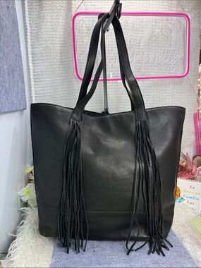 (X) Large Lucky Brand tote bag in black cowhide leather with tassel